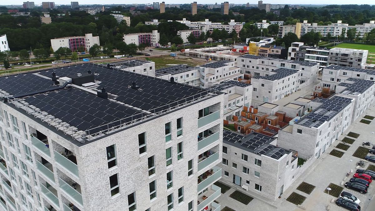 Bytové domy od července využijí víc elektřiny vyrobené na střeše